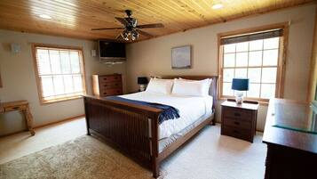 5 bedrooms, desk, iron/ironing board, travel crib