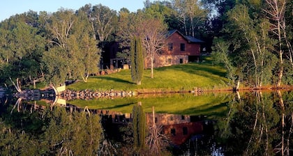 5BR Lakefront Home on Lake Louisa: Sauna, Screen Porch, Patio, Fireplace