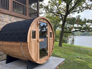 Property grounds - 5BR Lakefront Home on Lake Louisa: Sauna, Screen Porch, Patio, Fireplace (South Haven)