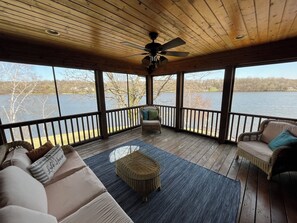 Smart TV, fireplace, video games, books - 5BR Lakefront Home on Lake Louisa: Sauna, Screen Porch, Patio, Fireplace (South Haven)