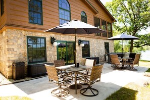 Outdoor dining - 5BR Lakefront Home on Lake Louisa: Sauna, Screen Porch, Patio, Fireplace (South Haven)