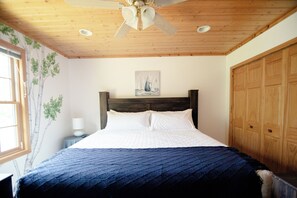 5 bedrooms, desk, iron/ironing board, travel crib - 5BR Lakefront Home on Lake Louisa: Sauna, Screen Porch, Patio, Fireplace (South Haven)