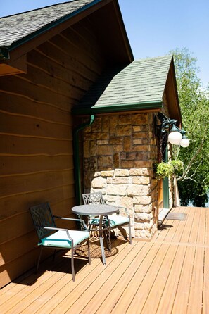 Outdoor dining - 5BR Lakefront Home on Lake Louisa: Sauna, Screen Porch, Patio, Fireplace (South Haven)