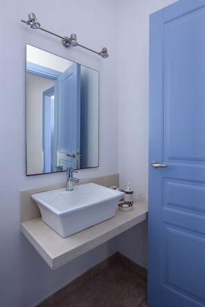 シャワー、ヘアドライヤー、タオル、石鹸