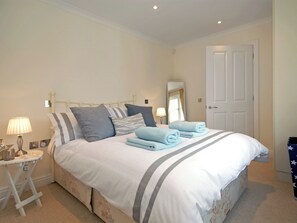 4 bedrooms, free WiFi, bed sheets - 4 bedroom accommodation in Little Haven (Little Haven)