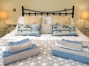 4 bedrooms, free WiFi, bed sheets
