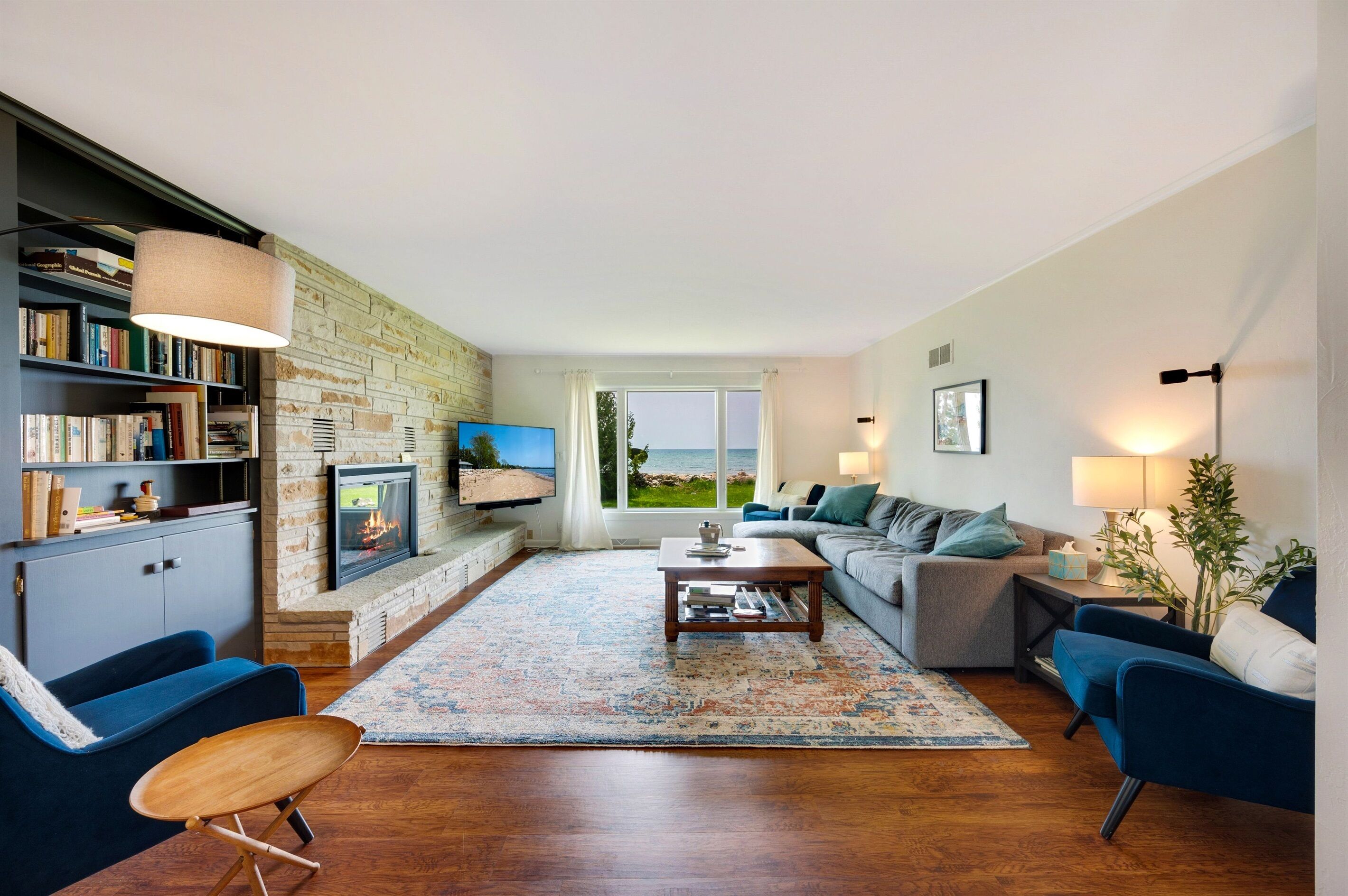 Een smart-tv, een open haard en boeken