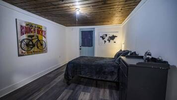 3 bedrooms, iron/ironing board, travel crib, free WiFi