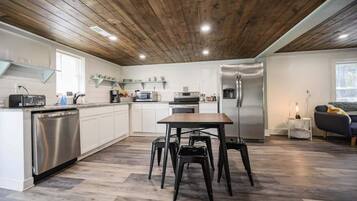 Kylskåp, mikrovågsugn, ugn och spishäll