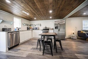 Kylskåp, mikrovågsugn, ugn och spishäll