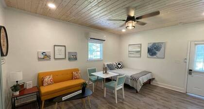 Beautifully Renovated Studio 2 miles from the Marina