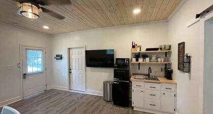 Beautifully Renovated Studio 2 miles from the Marina