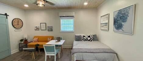 1 slaapkamer, een strijkplank/strijkijzer, gratis wifi, beddengoed