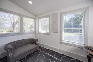 Smart TV, offices - Beautiful And Spacious Fully Renovated Farmhouse, We hope you love it as much as we do! (Winchester)