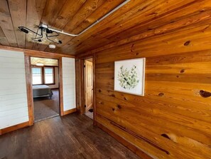 4 slaapkamers, een strijkplank/strijkijzer, gratis wifi, beddengoed