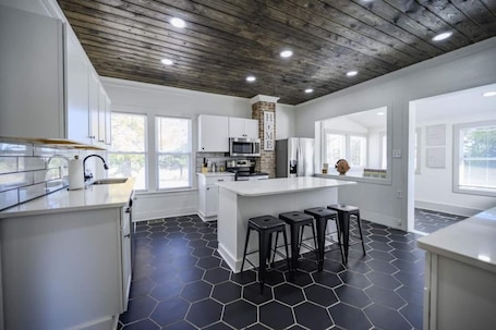 Fridge, microwave, oven, stovetop. Watch the sunrise with coffee and end the day with glowing Tennessee sunsets at this charming historic retreat just 5 minutes from Tims Ford Lake. Spacious, peaceful, and perfect for families or friends.