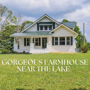 Exterior - Beautiful And Spacious Fully Renovated Farmhouse, We hope you love it as much as we do! (Winchester)