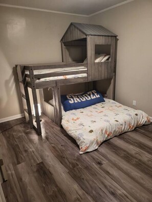 3 bedrooms, iron/ironing board, free WiFi, bed sheets