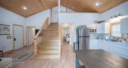 Light and Bright Cabin with open floor plan and loft minutes from Pates Ford Marina