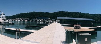 Light and Bright Cabin with open floor plan and loft minutes from Pates Ford Marina