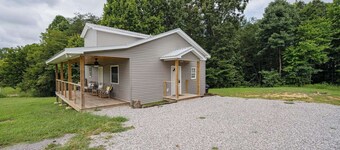 Light and Bright Cabin with open floor plan and loft minutes from Pates Ford Marina