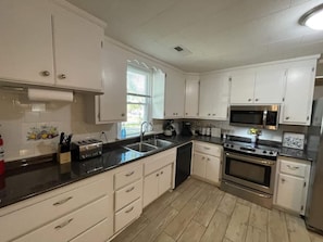Geladeira, micro-ondas, fogão, cooktop