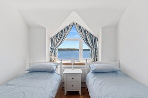 3 bedrooms, free WiFi, bed sheets - 3 bedroom accommodation in Milford Haven (Milford Haven)