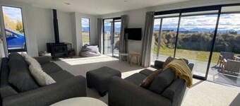 Happy Holidays on Harris just mins from the Lake!