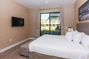 4 bedrooms, desk, soundproofing, free WiFi
