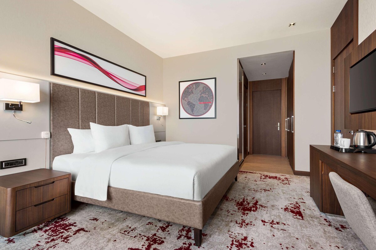 Premium bedding, down duvets, minibar, desk