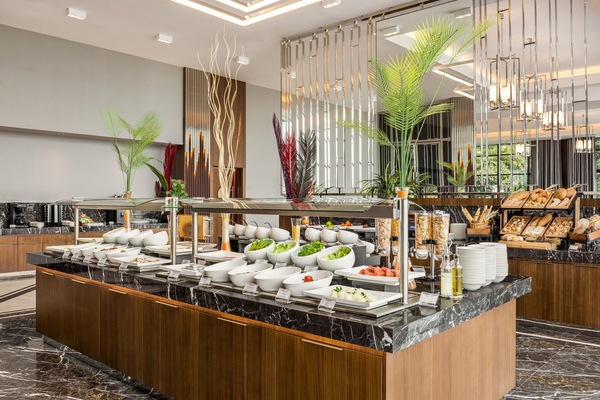Desayuno buffet diario (EUR 12 por persona)