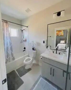 Combined shower/bathtub, hair dryer, bidet, towels