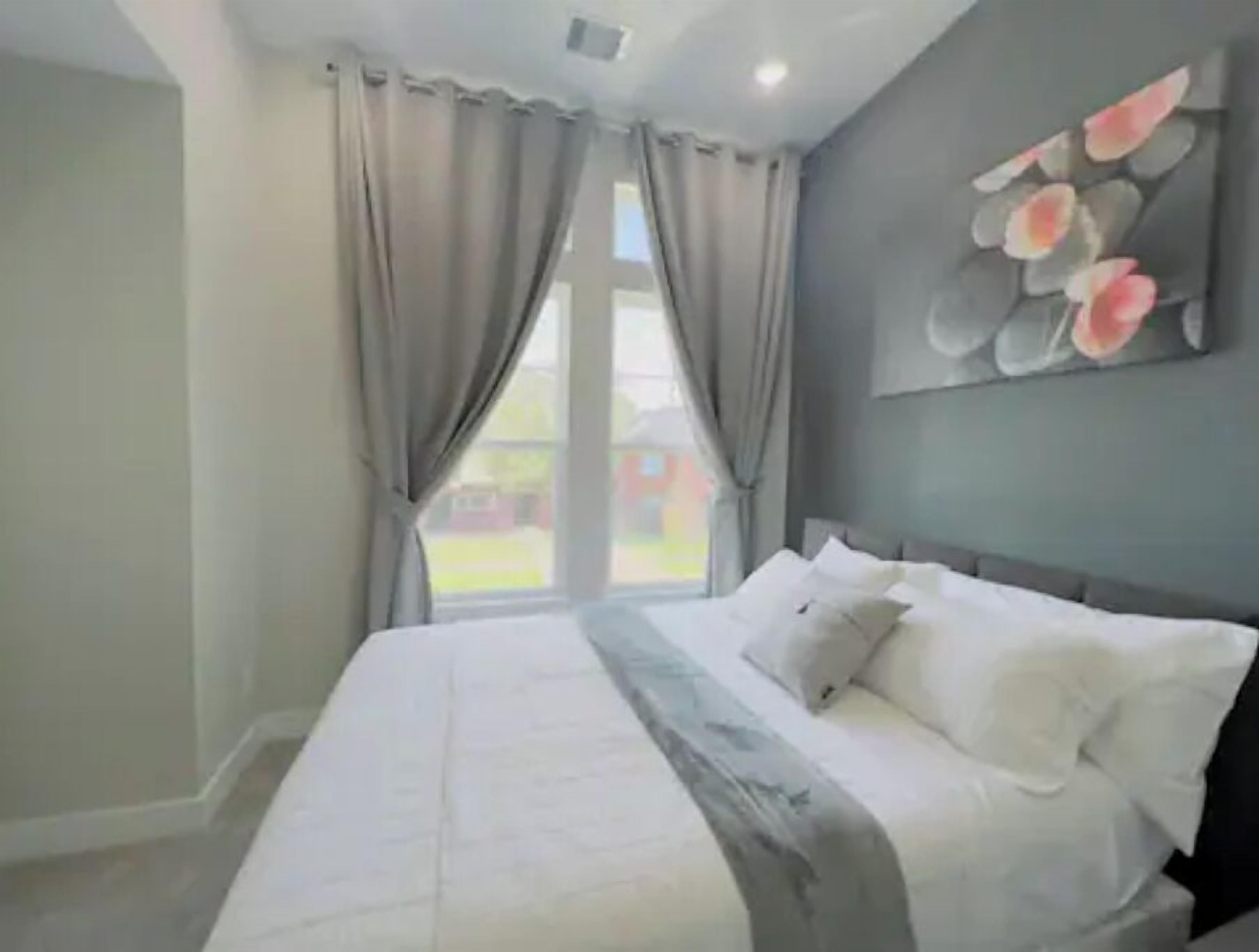 3 bedrooms, desk, iron/ironing board, travel crib