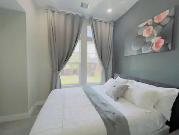 3 habitaciones, escritorio y tabla de planchar con plancha 