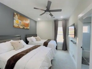 4 habitaciones, escritorio y tabla de planchar con plancha 