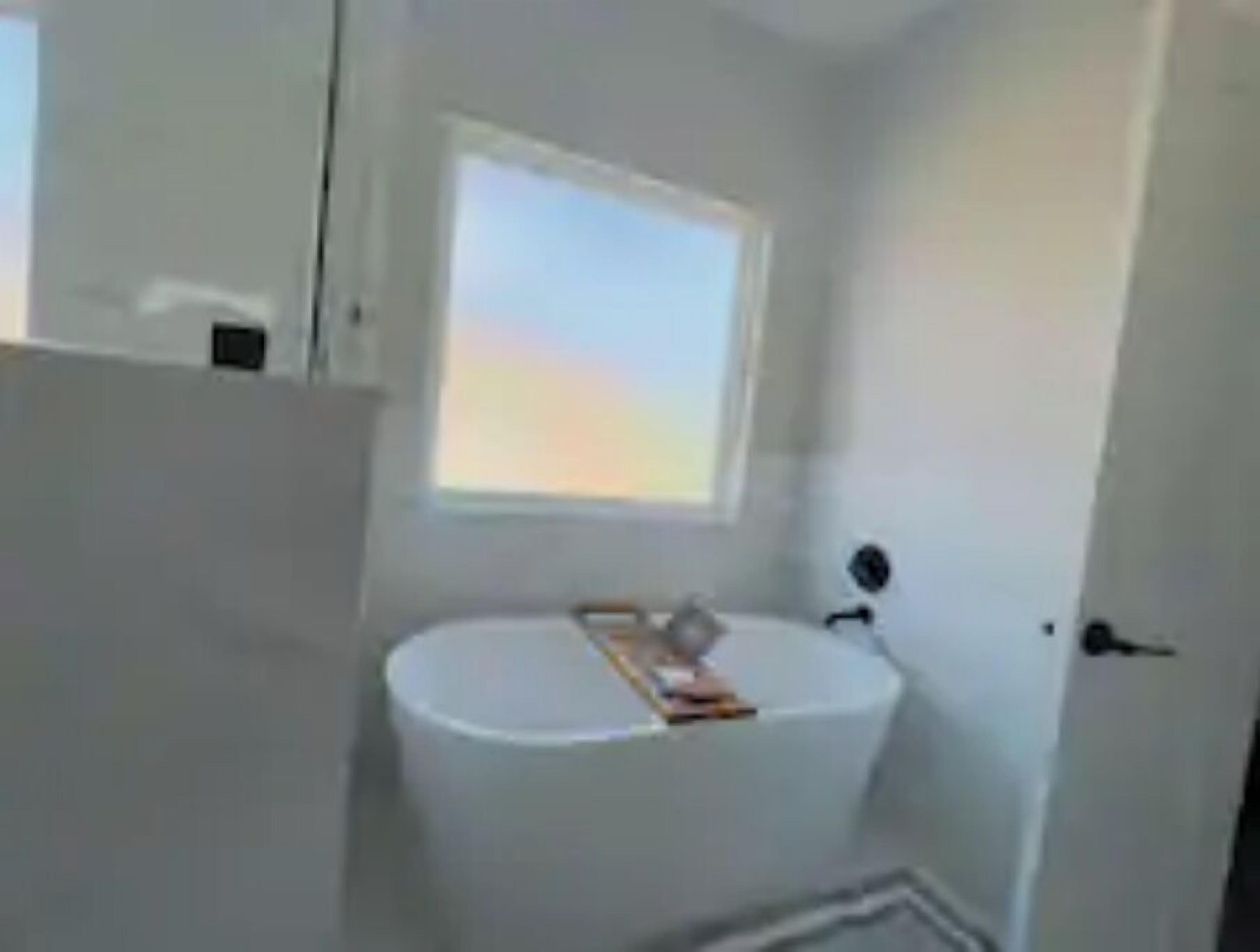 Ensemble douche/baignoire, sèche-cheveux, bidet, serviettes fournies