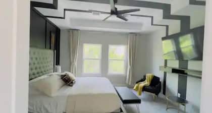 Gray Lux Hse 3BR|3.5Bath~Downtown|MedCenter|HotTub