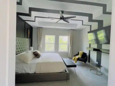 Gray Lux Hse 3BR|3.5Bath~Downtown|MedCenter|HotTub