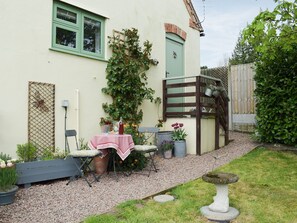 Outdoor dining - 1 bedroom accommodation in Richards Castle, near Ludlow (Richards Castle, near Ludlow)
