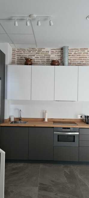 Een koelkast, een microgolfoven, een oven, een kookplaat