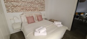 2 slaapkamers, een bureau, een strijkplank/strijkijzer, reisbedje