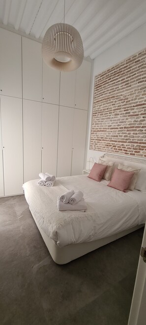 2 Schlafzimmer, Schreibtisch, Bügeleisen/Bügelbrett, Reisekinderbett