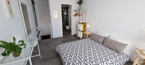 2 Schlafzimmer, Schreibtisch, Bügeleisen/Bügelbrett, Reisekinderbett