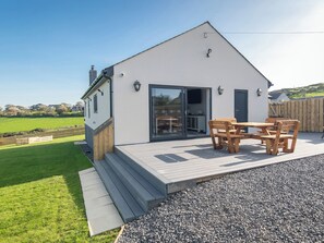 Outdoor dining - Y Angorfa - The Anchorage (Llanfairynghornwy)