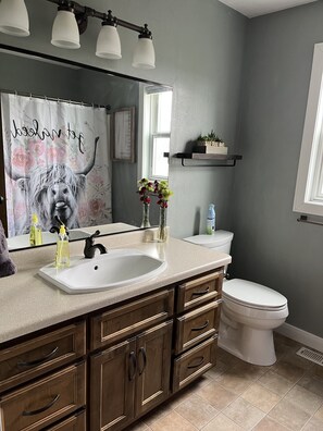 Kombinert dusj/badekar, boblebad, hårføner og håndklær