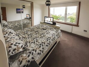 3 多间卧室、免费 WiFi、床单