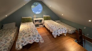 3 slaapkamers, een bureau, een strijkplank/strijkijzer, reisbedje