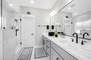 Douche, sèche-cheveux, serviettes fournies, savon