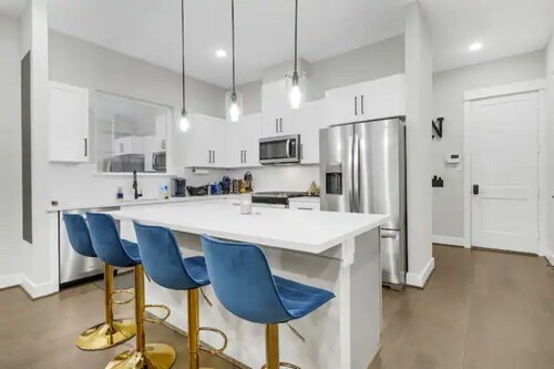 Blue Villa 3BR 3.5 Bath Downtown |MedCenter|HotTub