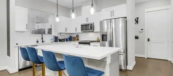 Blue Villa 3BR 3.5 Bath Downtown |MedCenter|HotTub